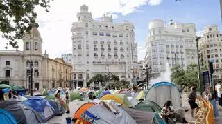 El Ayuntamiento de València recomienda a los acampados de la plaza que "suspendan el campamento por seguridad" ante el aviso naranja