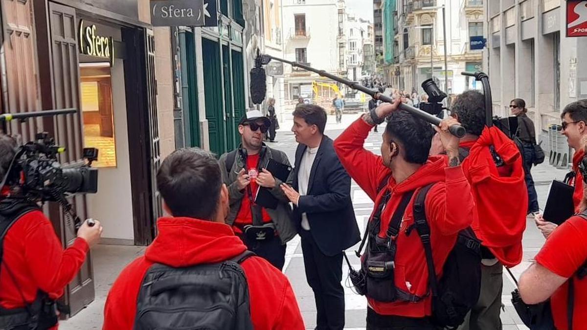 Xuso Jones buscando participantes para el concurso "Lo sabe o no lo sabe"