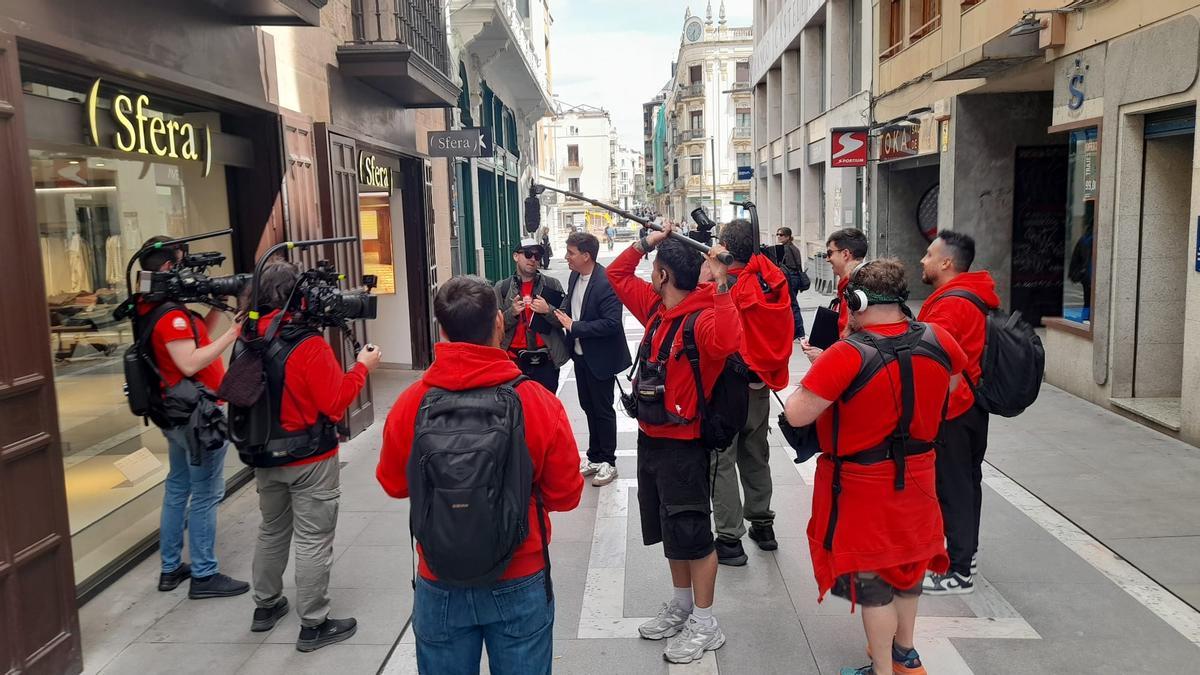 Xuso Jones buscando participantes para el concurso "Lo sabe o no lo sabe"