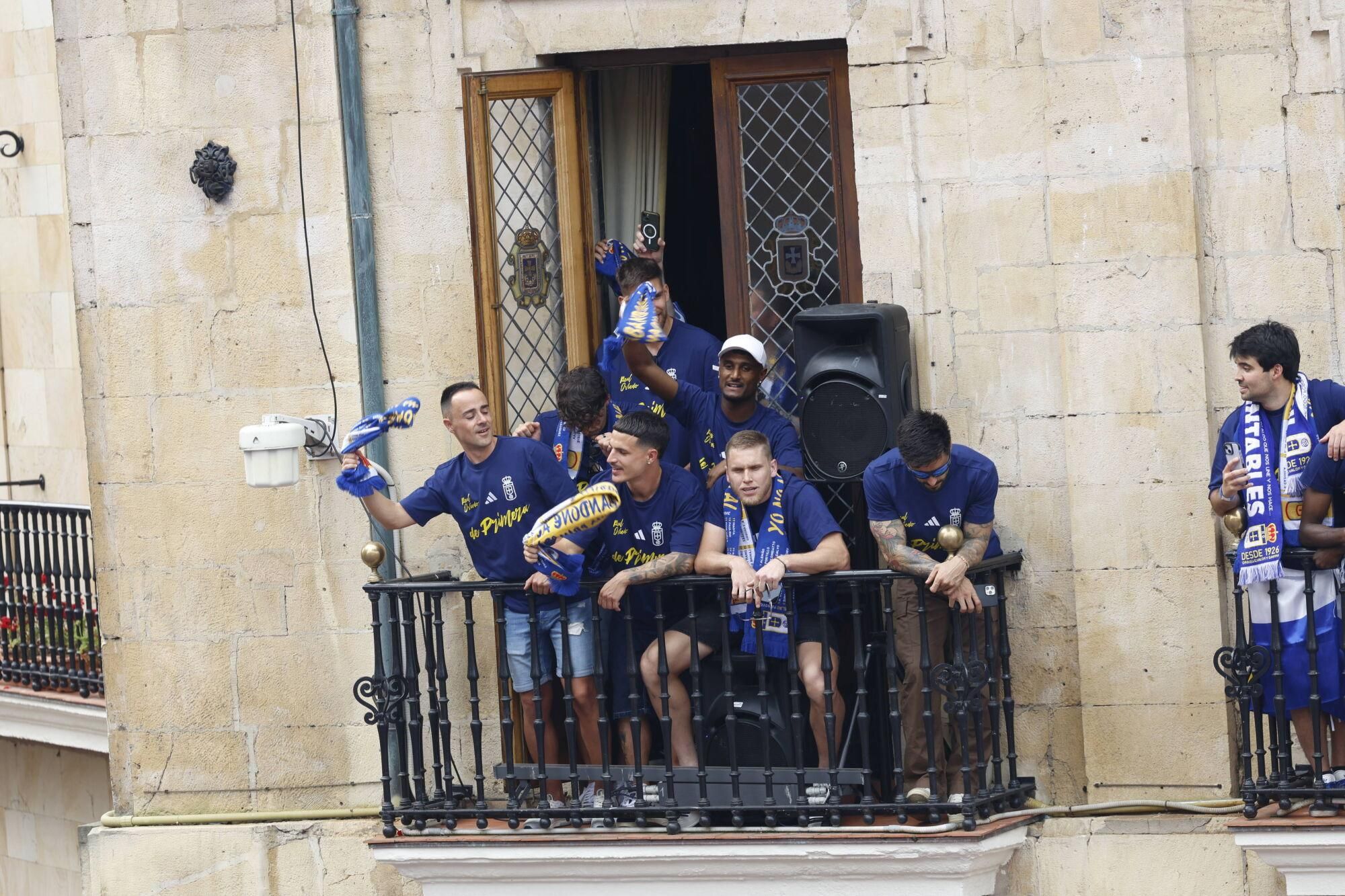 Locura azul en las calles de Oviedo para celebrar el ascenso del equipo a Primera División