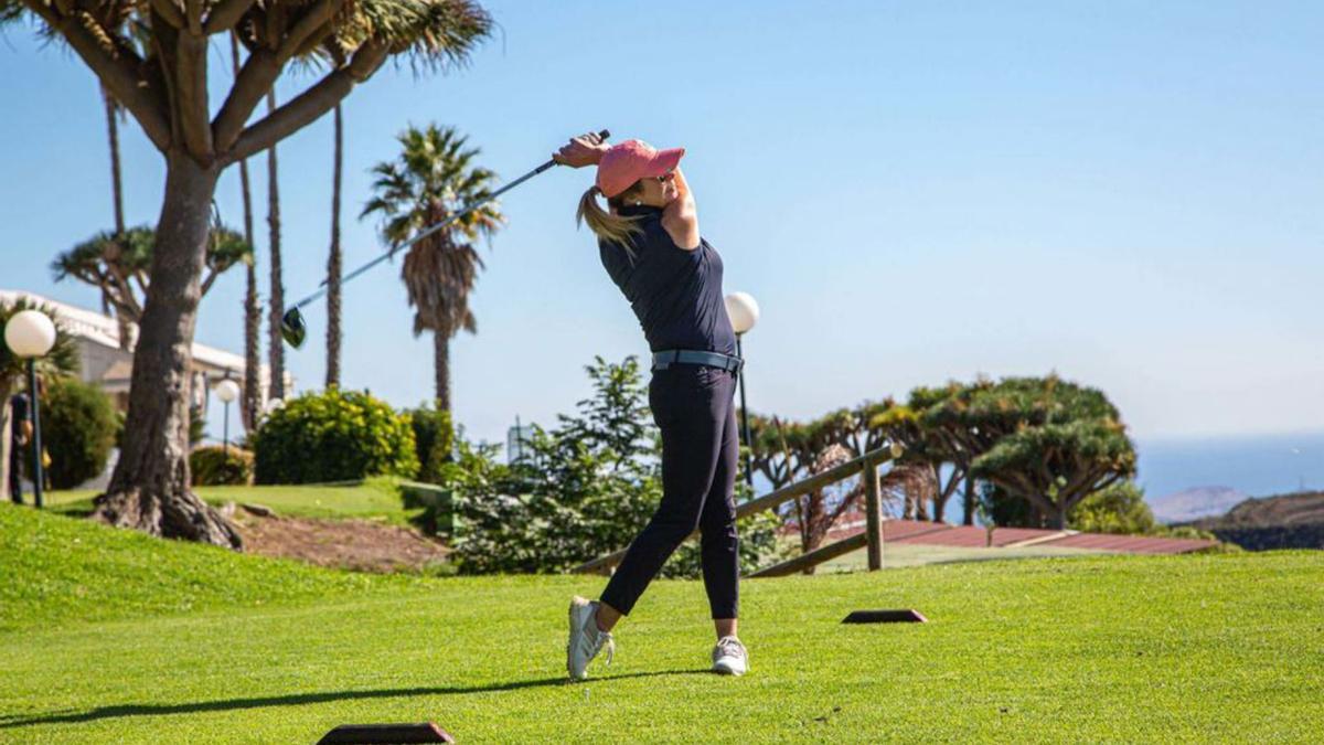 Andrea Ramos tras golpear una bola, ayer, en el Real Club de Golf de Las Palmas.  | LP/DLP