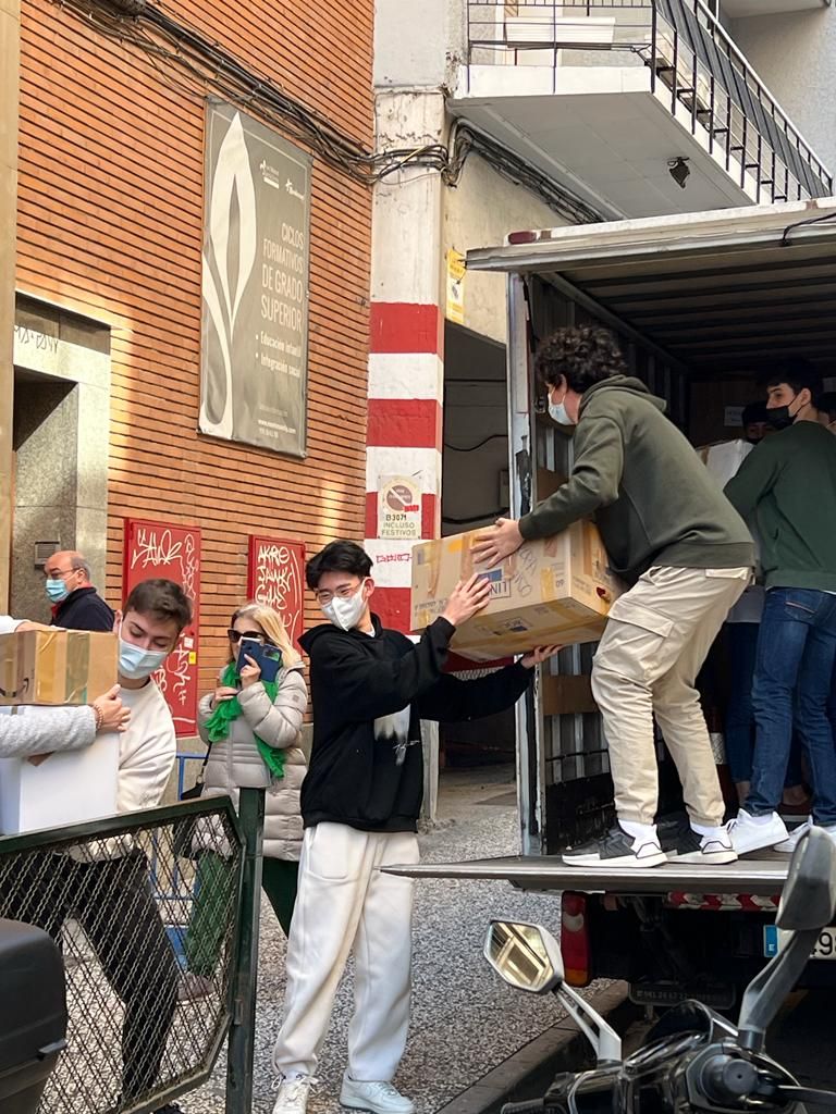 Los estudiantes también se encargaron de cargar las cajas con el material para Ucrania en los camiones.