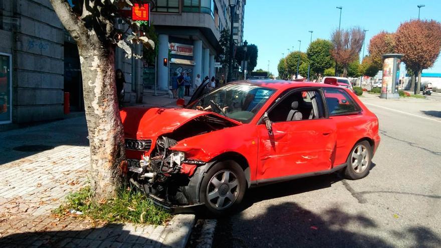 El vehículo siniestrado acabó chocando con un árbol // Javier/JAC