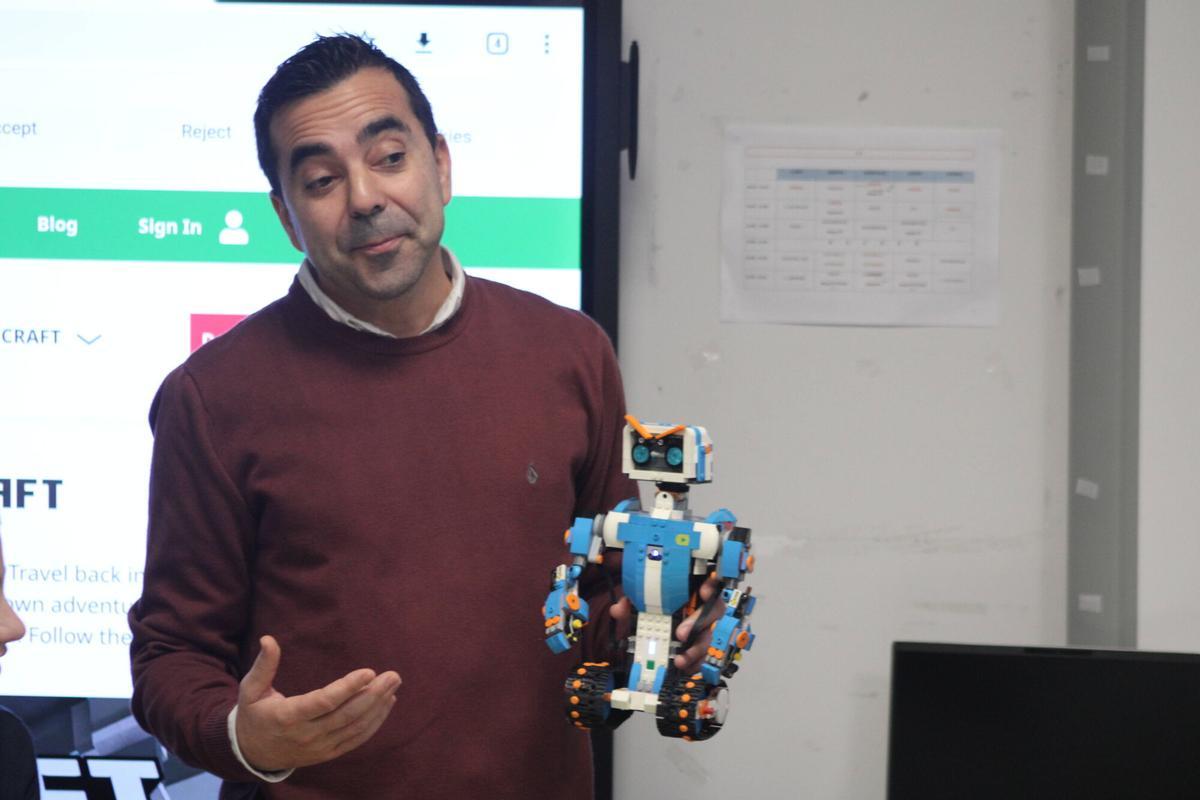 Reportaje La hora del Código en el colegio de Moreda en Aller