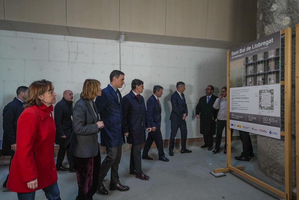 Pedro Sánchez visita una promoción de pisos de alquiler social asequible en Sant Boi de Llobregat