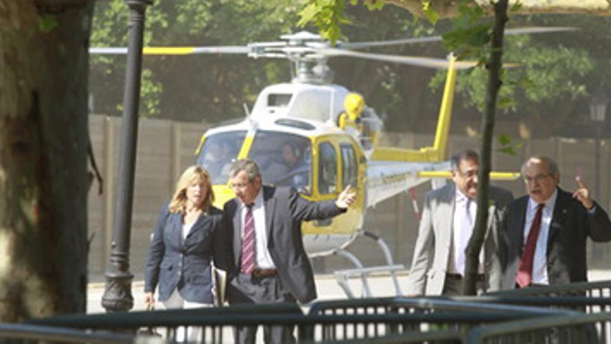 Medio Gobierno catalán llega al &#039;Parlament&#039; en helicóptero por el bloqueo de los indignados