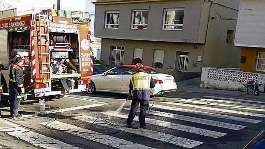 Agentes de emergencias en el lugar del atropello. // G.Santos