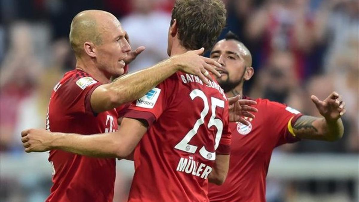 Robben, Müller y Vidal, celebrando un gol.