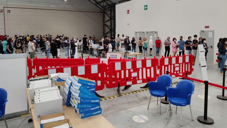 Personas en el interior del Ifevi para vacunarse.