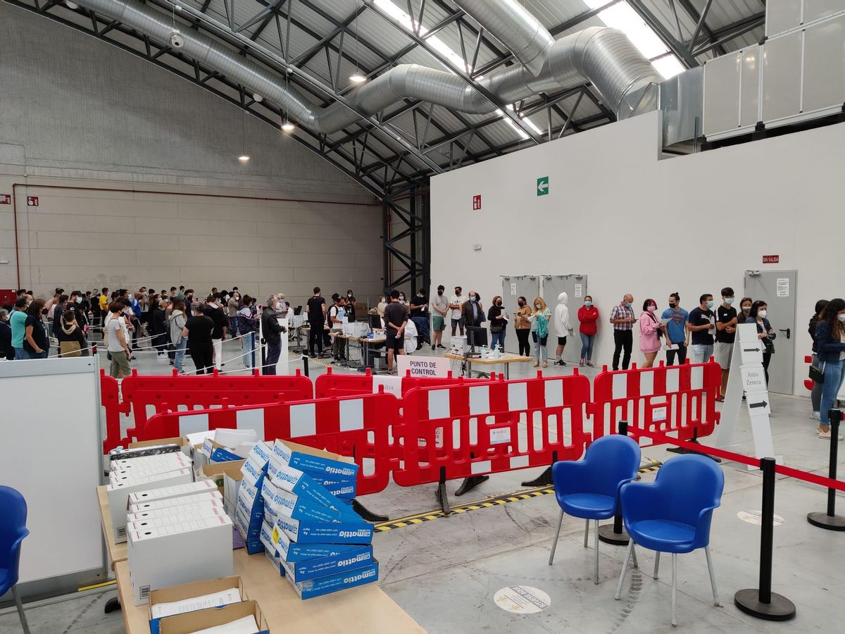 Personas en el interior del Ifevi para vacunarse.