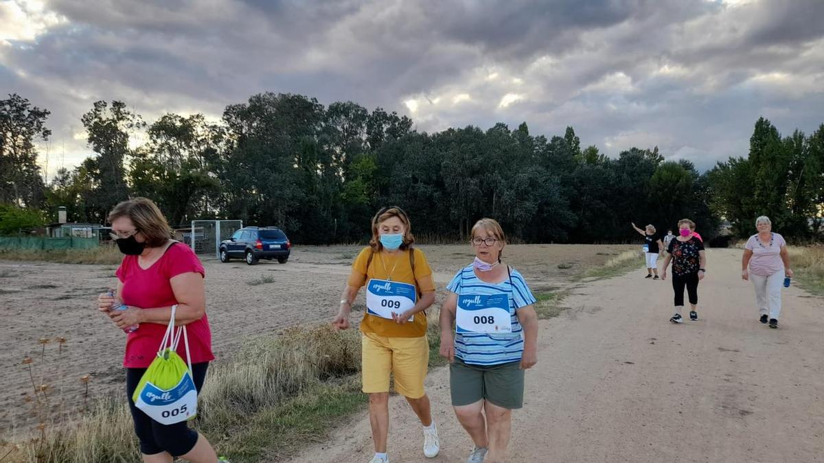 Un grupo de vecinas durante la marcha.