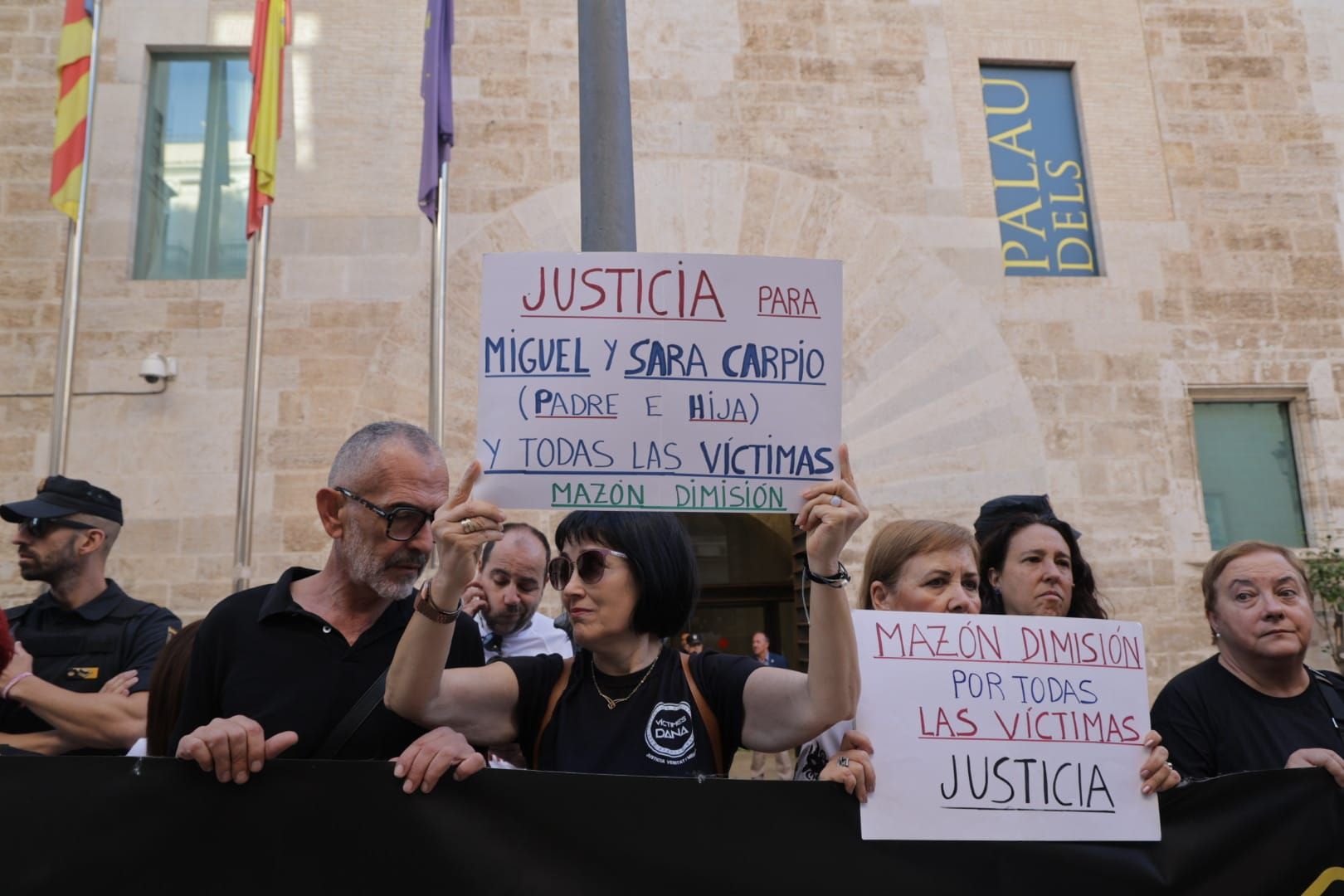 Los familiares de las víctimas de la dana protestan contra Mazón en la puerta de les Corts