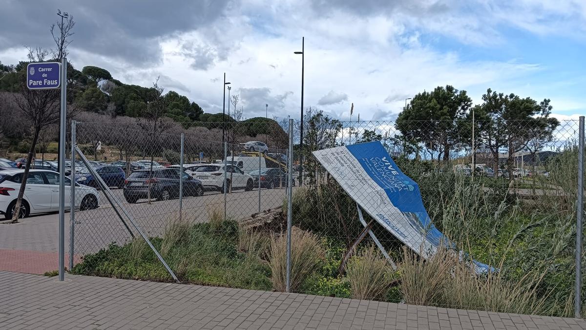 Una valla en el suelo tras sufrir los efectos del fuerte viento