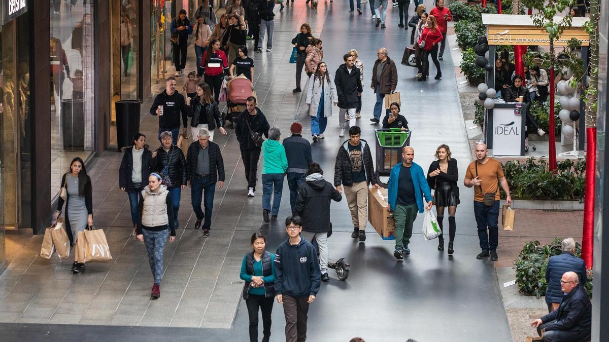 Gente comprando en un centro comercial de Barcelona el pasado Black Friday