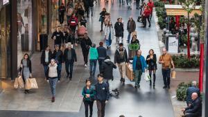 Gente comprando en un centro comercial de Barcelona el pasado Black Friday