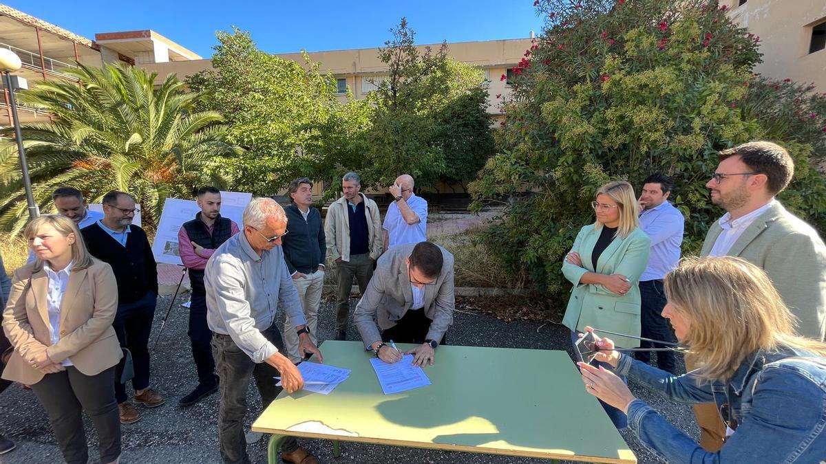 El director general de Infraestructuras Educativas, Víctor García, firmando el acta del inicio de las obras en el IES Azorín de Petrer.