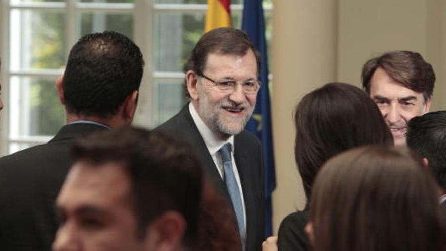 Rajoy conversa con los becarios de la Fundación Carolina