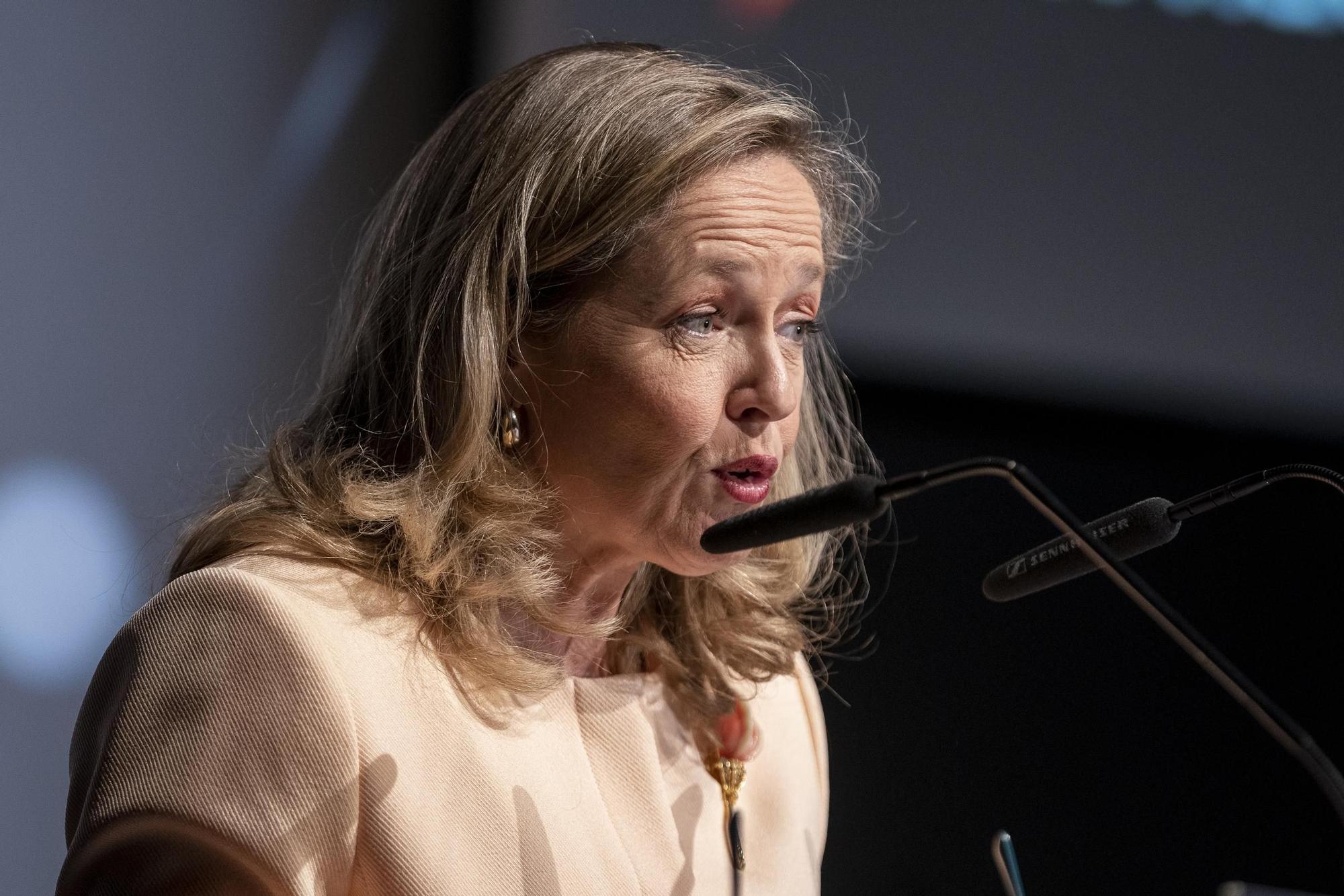 La vicepresidenta primera del Gobierno y ministra de Asuntos Económicos y Transformación Digital, Nadia Calviño, inaugura el VIII Encuentro Sernauto en Ifema de Madrid, a 11 de noviembre de 2021, en Madrid (España).