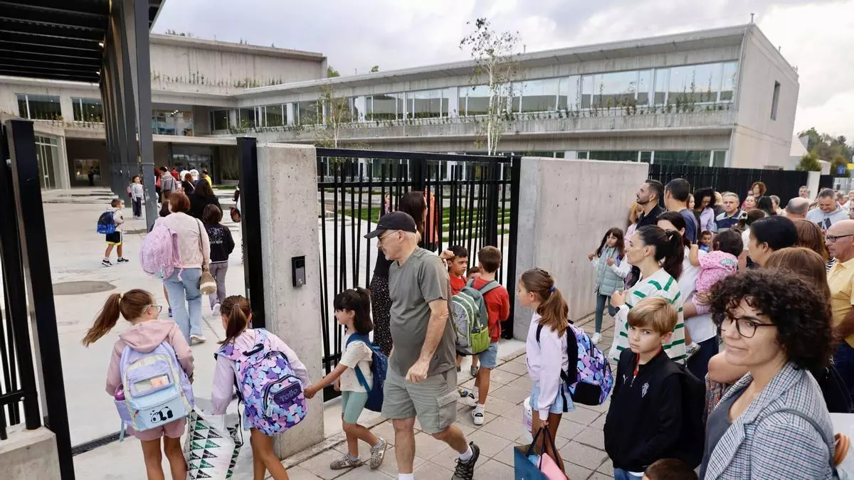 El colegio gijonés de Nuevo Roces "debuta" con el inicio del curso escolar: "Estamos ilusionados; es una alegría para el barrio"