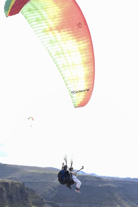 10-05-19 LAS PALMAS DE GRAN CANARIA. ZONA DE SALTOS PARAPENTE DE LOS GILES. LAS PALMAS DE GRAN CANARIA. Nardy Barrios en parapente.  Nardy Barrios se tira en parapente desde Los Giles junto a una persona que ganó un concurso. Fotos: Juan Castro  | 10/05/2019 | Fotógrafo: Juan Carlos Castro