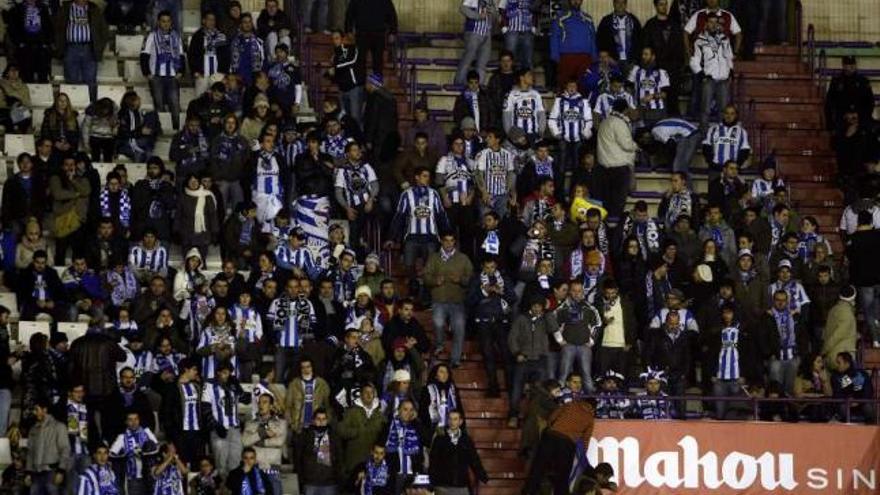 Parte de la afición deportivista que estuvo presente ayer en el estadio José Zorrilla de Valladolid. / lof