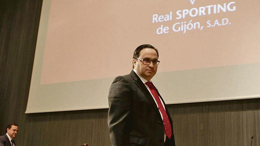 Javier Fernández, con Ramón de Santiago al fondo, durante la última junta de accionistas.