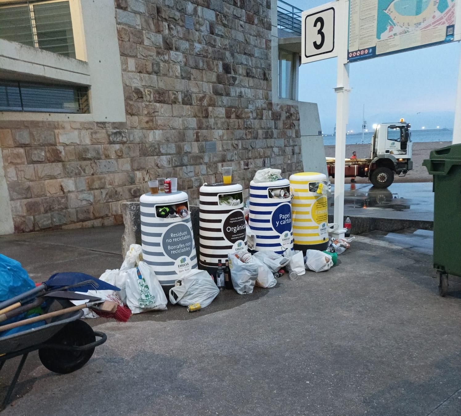 La resaca de la Noche de San Juan en Gijón: 7,4 toneladas de basura recogida (en imágenes)