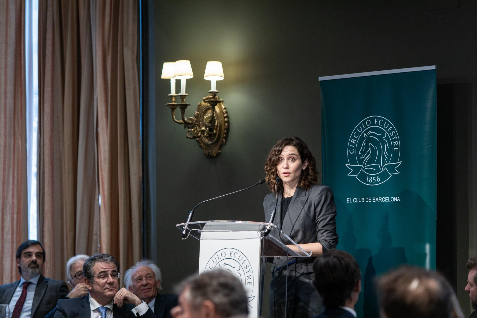 Ayuso durante su intervención en el Círculo Ecuestre de Barcelona.