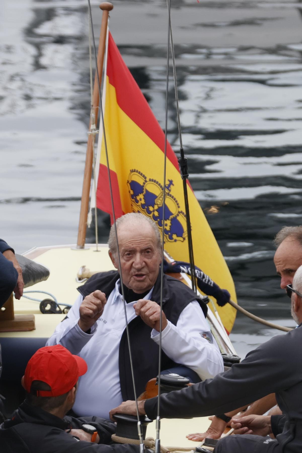 El rey Juan Carlos embarca en El Bribón en el Real Club Náutico de Sansenxo.