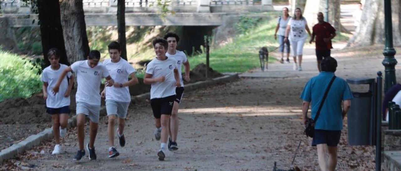 Menores corren por el parque de Castrelos. // J. Lores