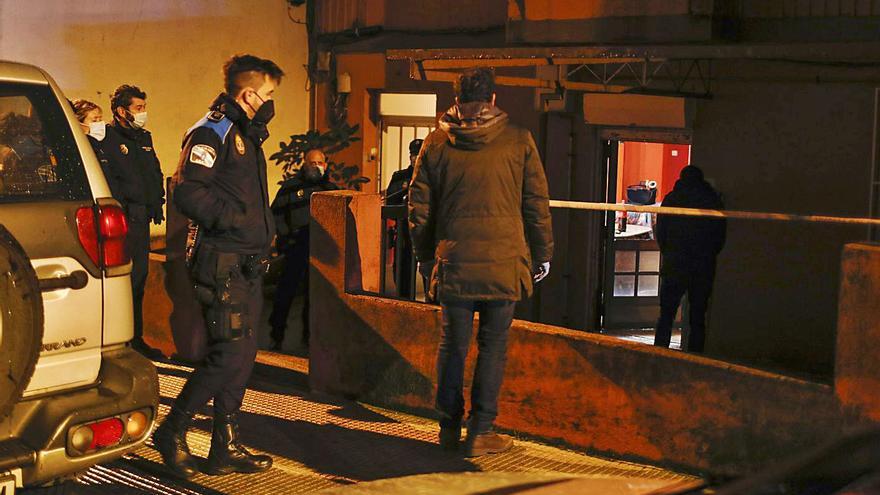 Arriba, efectivos de la Policía Local y Nacional durante la inspección ocular de la casa donde se halló el cadáver de Roberto C.P., este pasado sábado. | // R. GROBAS