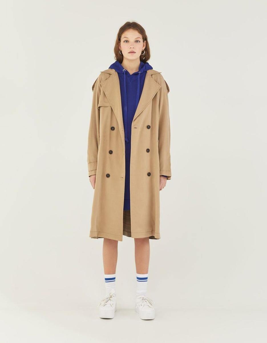 Trench con detalles de cuadros, de Bershka . Precio: 59.99 euros