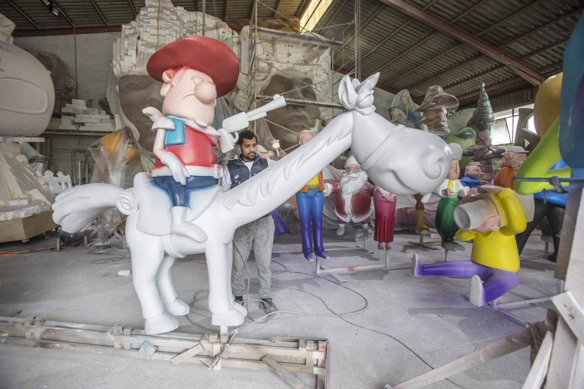 Constructores de Hogueras que plantan en Valencia terminan los últimos retoques de sus monumentos