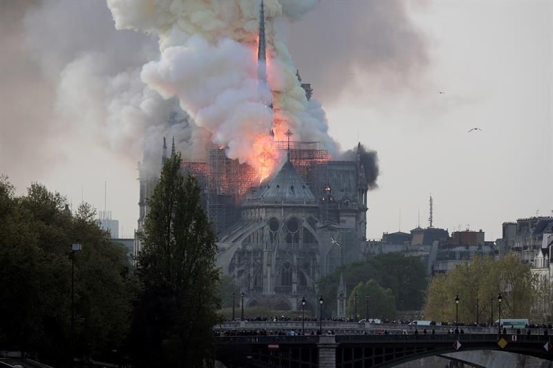 Un incendi crema Notre Dame de París