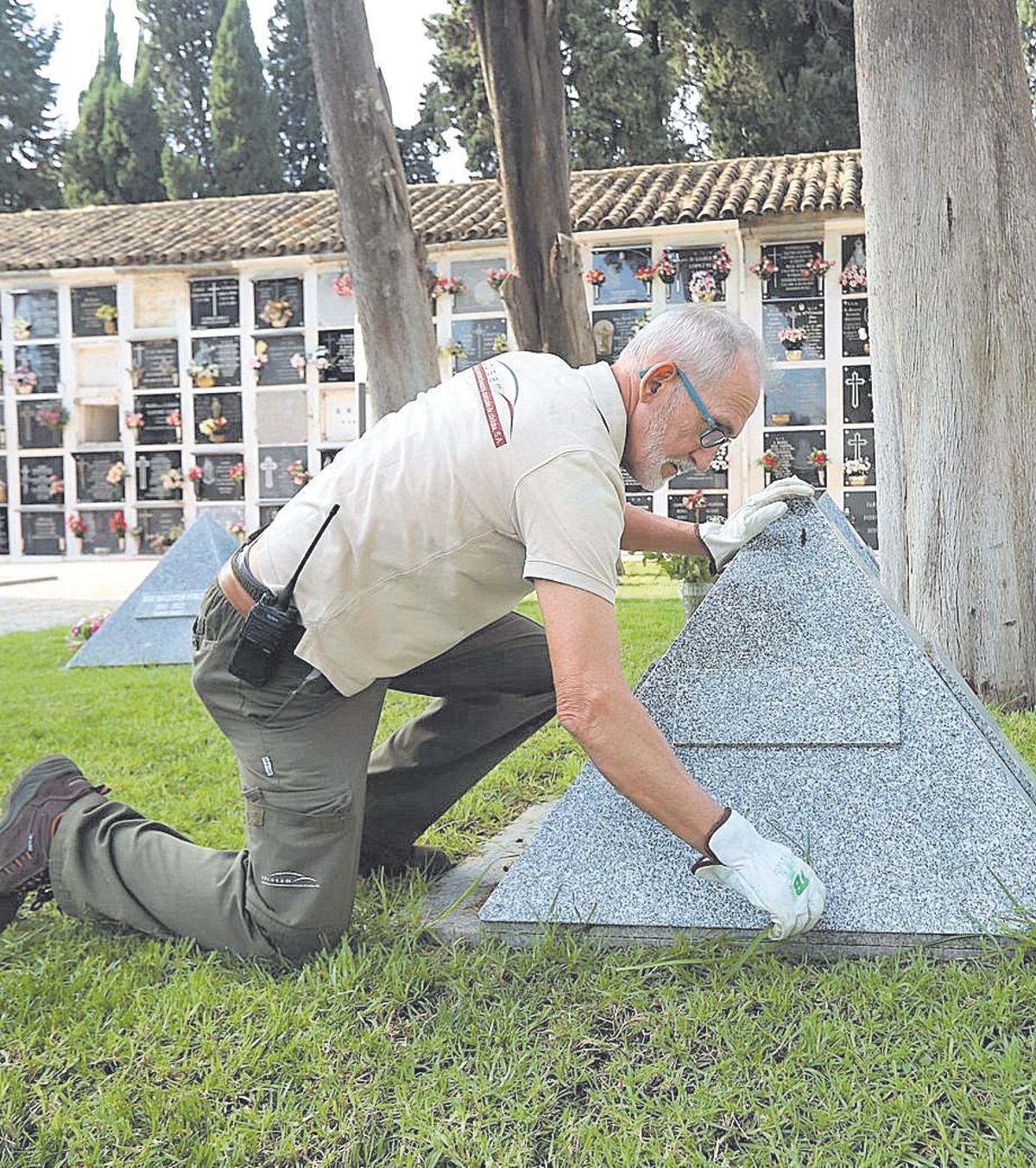 Luis Carrión, en el cementerio de San Rafael.