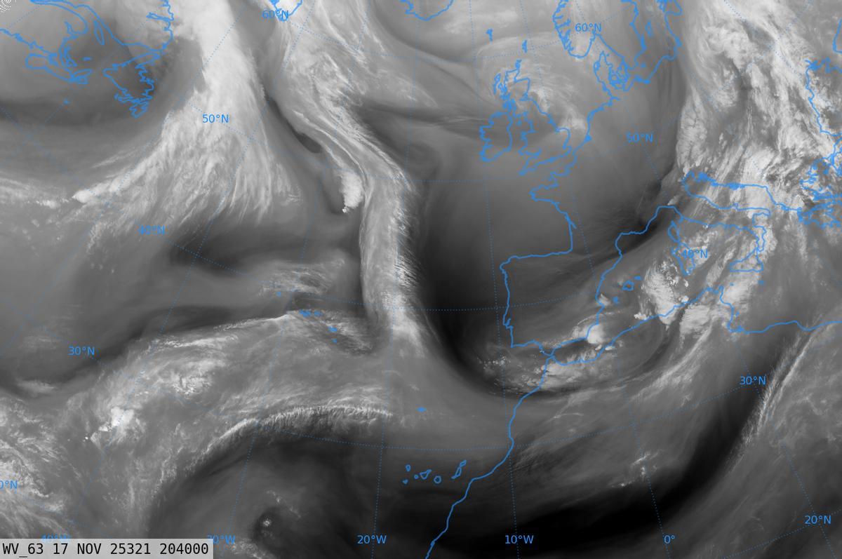 Tras la marcha de la borrasca Claudia, los cielos se han despejado de nubes pero la niebla ha hecho acto de presencia esta mañana en Córdoba.