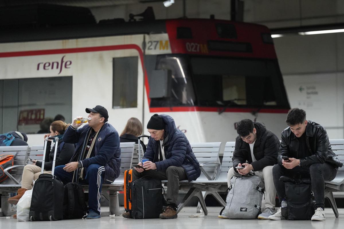 Usuarios de Rodalies en la estación de Sants