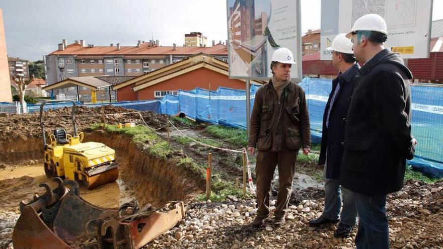 Las autoridades, de visita en las obras del edificio de la calle Colón.