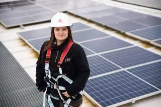 Maria Fochs (21 anys, Navàs), instal·ladora de plaques solars: "El que més m'agrada és contemplar els paisatges des de les teulades"