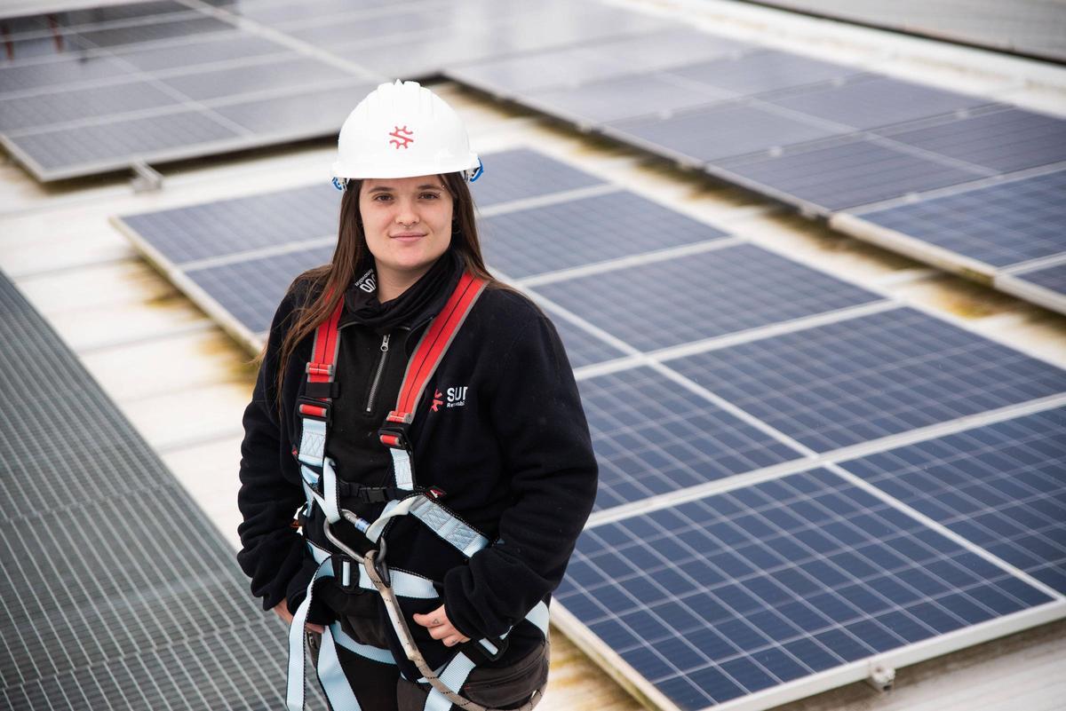 Maria Fochs en una teulada amb plaques solars instal·lades