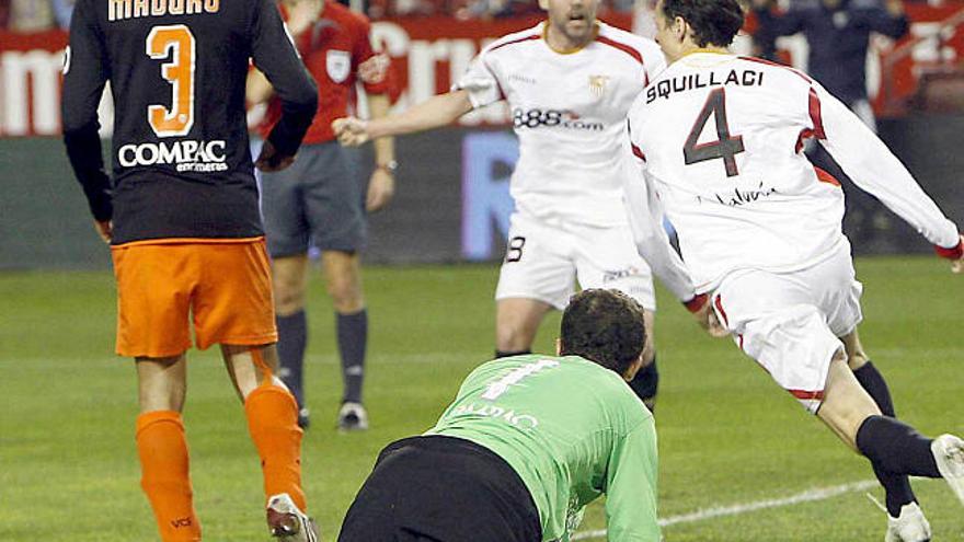 Squillaci celebra el segundo gol del Sevilla. / eduardo abad