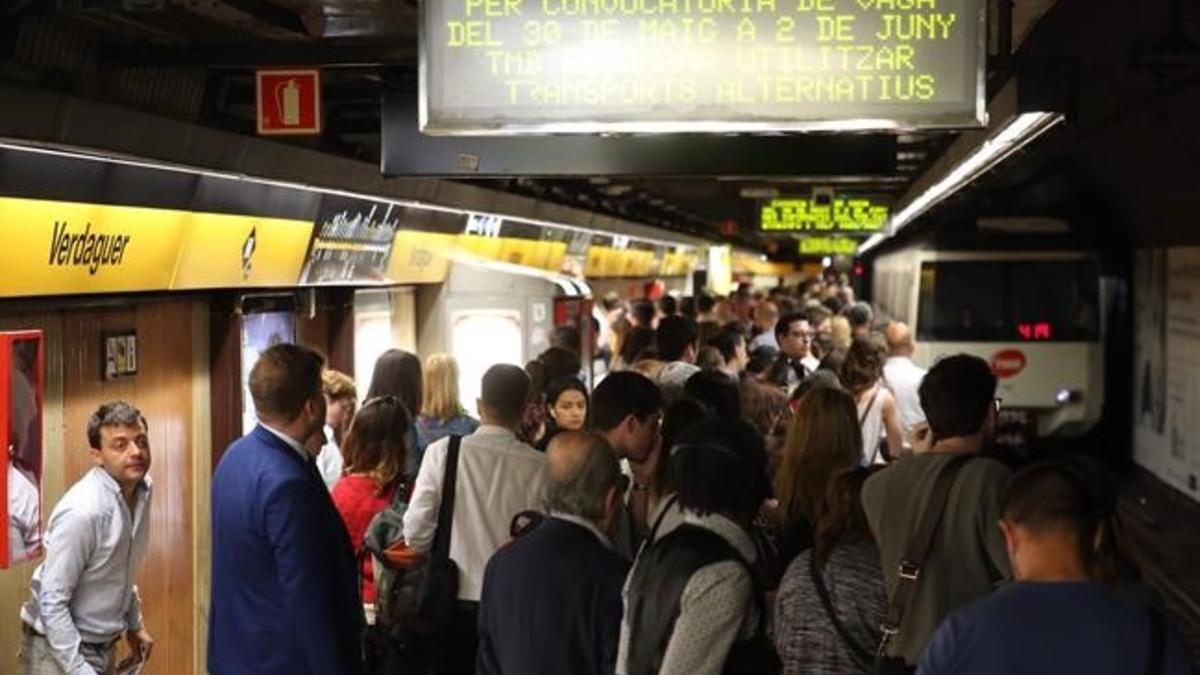 La línea L-5 es una de las más colapsadas en el segundo día de huelga del Metro.