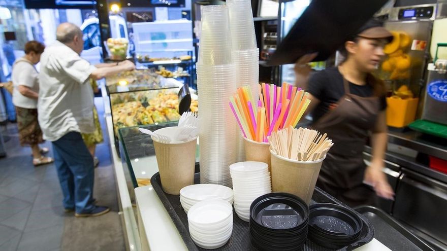La prohibición no se cumple: plásticos de un solo uso vetados por Europa siguen en el mercado