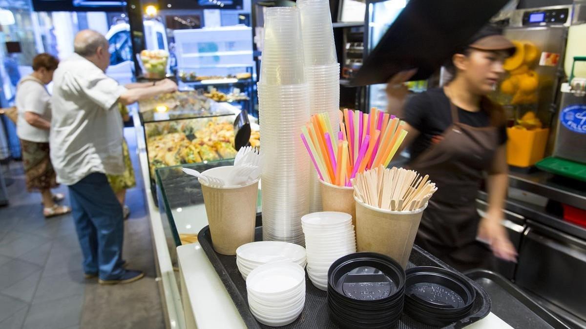 Pajitas y vasos de plástico en una panadería-cafetería de Barcelona.