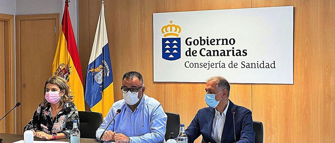 De izquierda a derecha, Elizabeth Hernández, Conrado Domínguez y Gonzalo Rodríguez . |