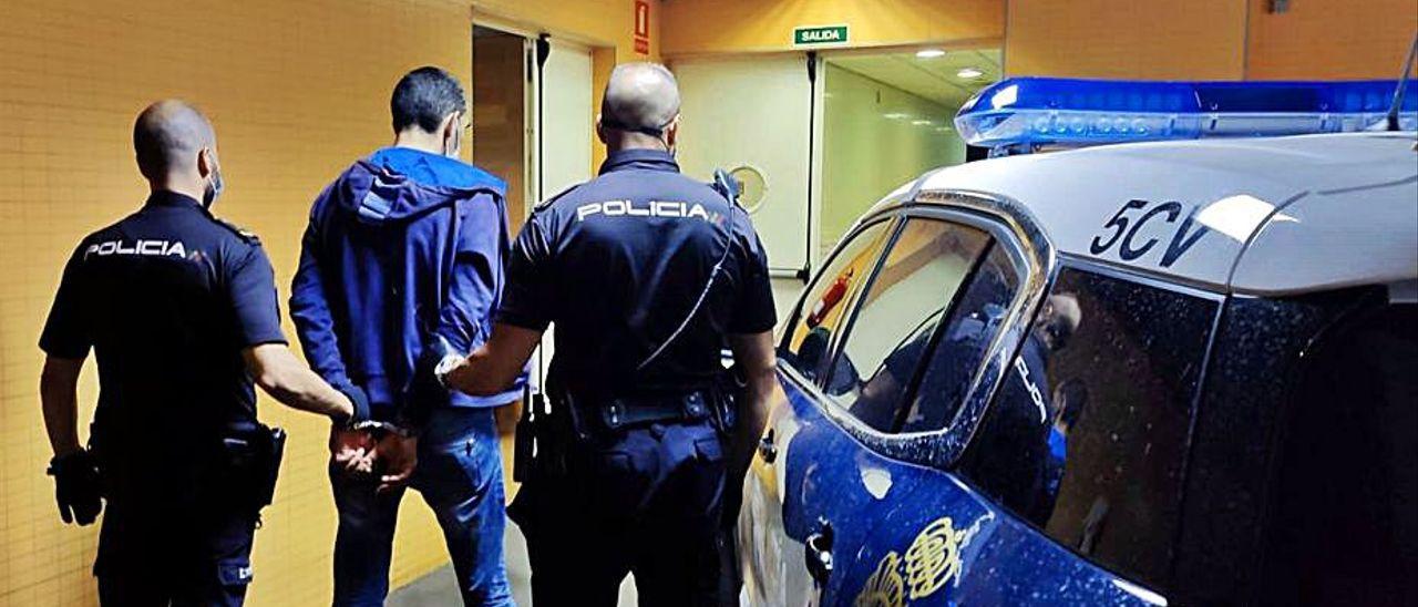 La Policía traslada al detenido por el atraco en Alicante.