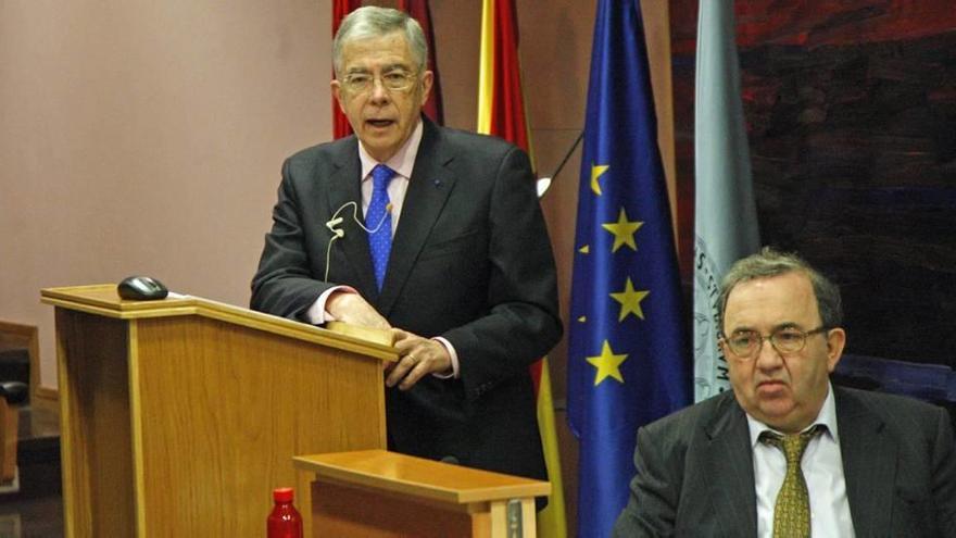 Francisco Michavila, de pie, y José Orihuela, durante la presentación del informe.