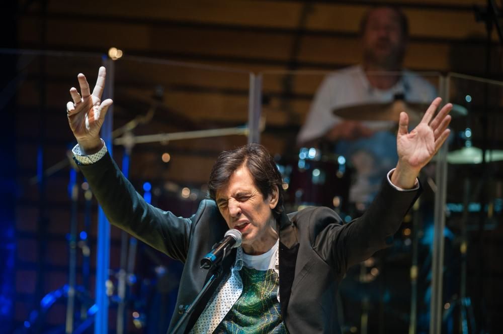 Manolo Tena en el Auditorio Alfredo Kraus, durante