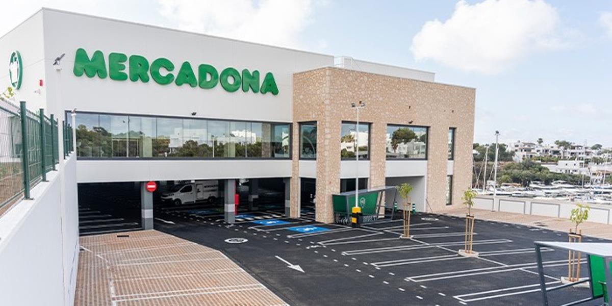 Die Fassade des Mercadona in Cala d'Or.