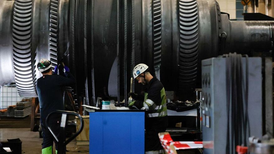 Técnicos trabajando en la turbina de l grupo 2 de la central de Aboño. | EDP